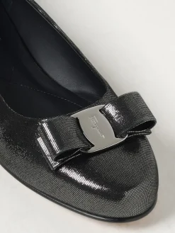 Ballerina Vara Ferragamo in camoscio laminato