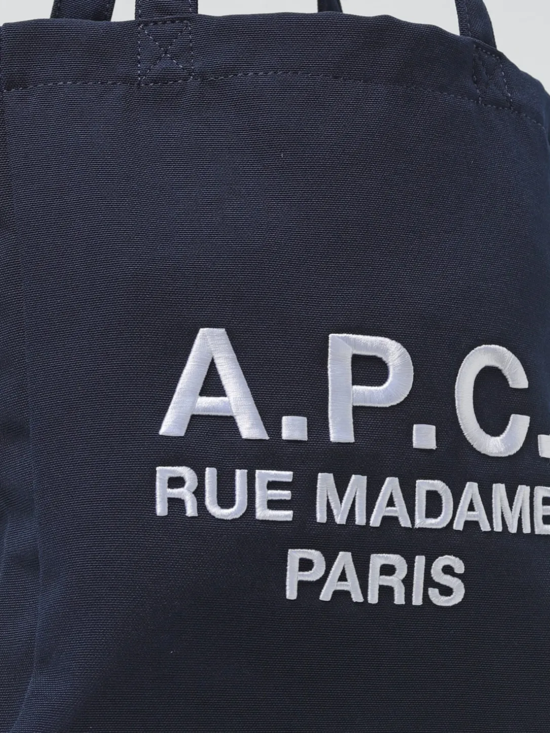 Borsa A.P.C. in canvas con logo ricamato