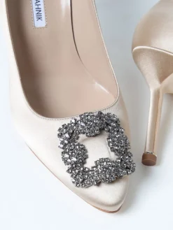 Décolleté Hangisi Manolo Blahnik in raso con fibbia gioiello