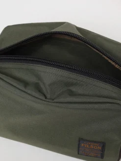 Pochette Travel Filson in nylon con Rugged Twill