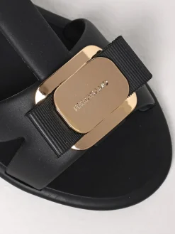 Sandalo flat in gomma con fiocco Vara Ferragamo