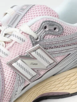 Sneakers 1906R in mesh e pelle sintetica laminata